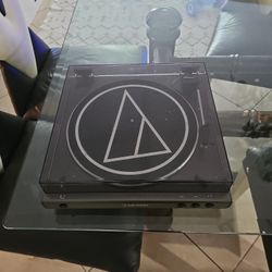 Audio-Technica  Bluetooth Belt-Drive Turntable with Dust Cover  And 2 Vinyls 
