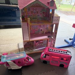 Dollhouse And Accessories 