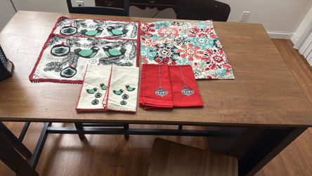 World market Holiday Placemats And Napkins Set Of 4 Total
