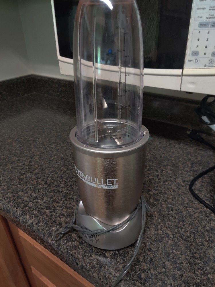 NUTRIBULLET 900 SERIES *read desc*