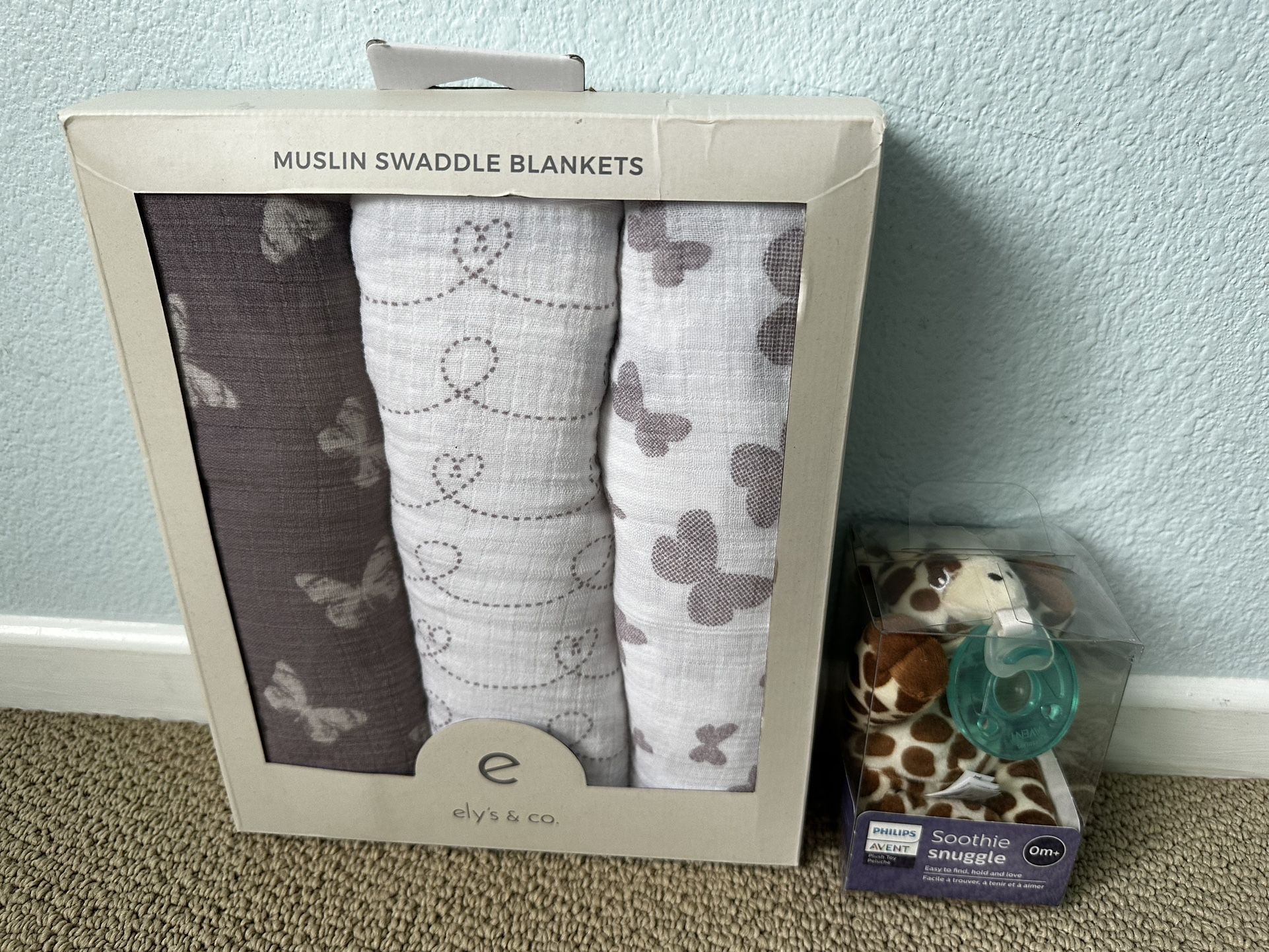 NEW Swaddling Blankets & Giraffe Soothie Toy