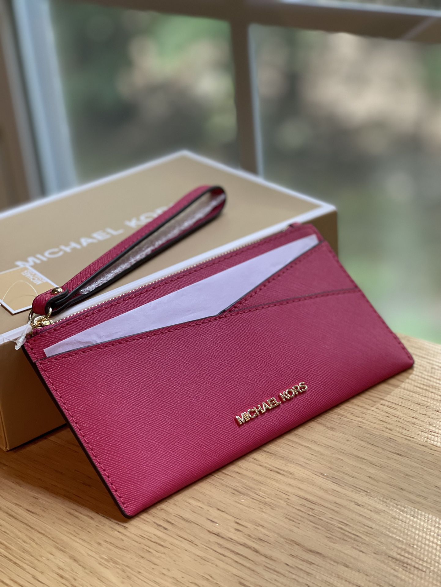 Michael Kors Set Medium Saffiano Leather Crossover Wristlet for Sale in Shelton, CT - OfferUp