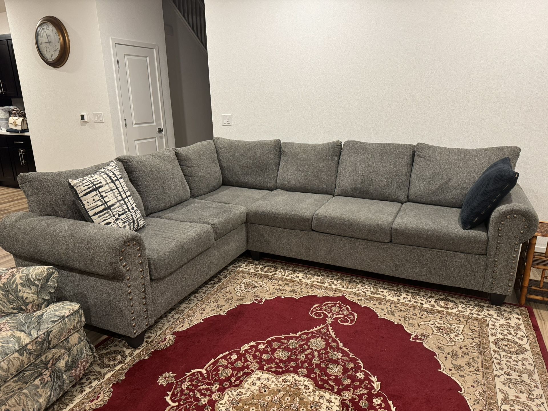 6-Seater Luxury Sectional – Excellent Condition