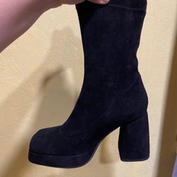 Size 7 Women’s Suede Boots