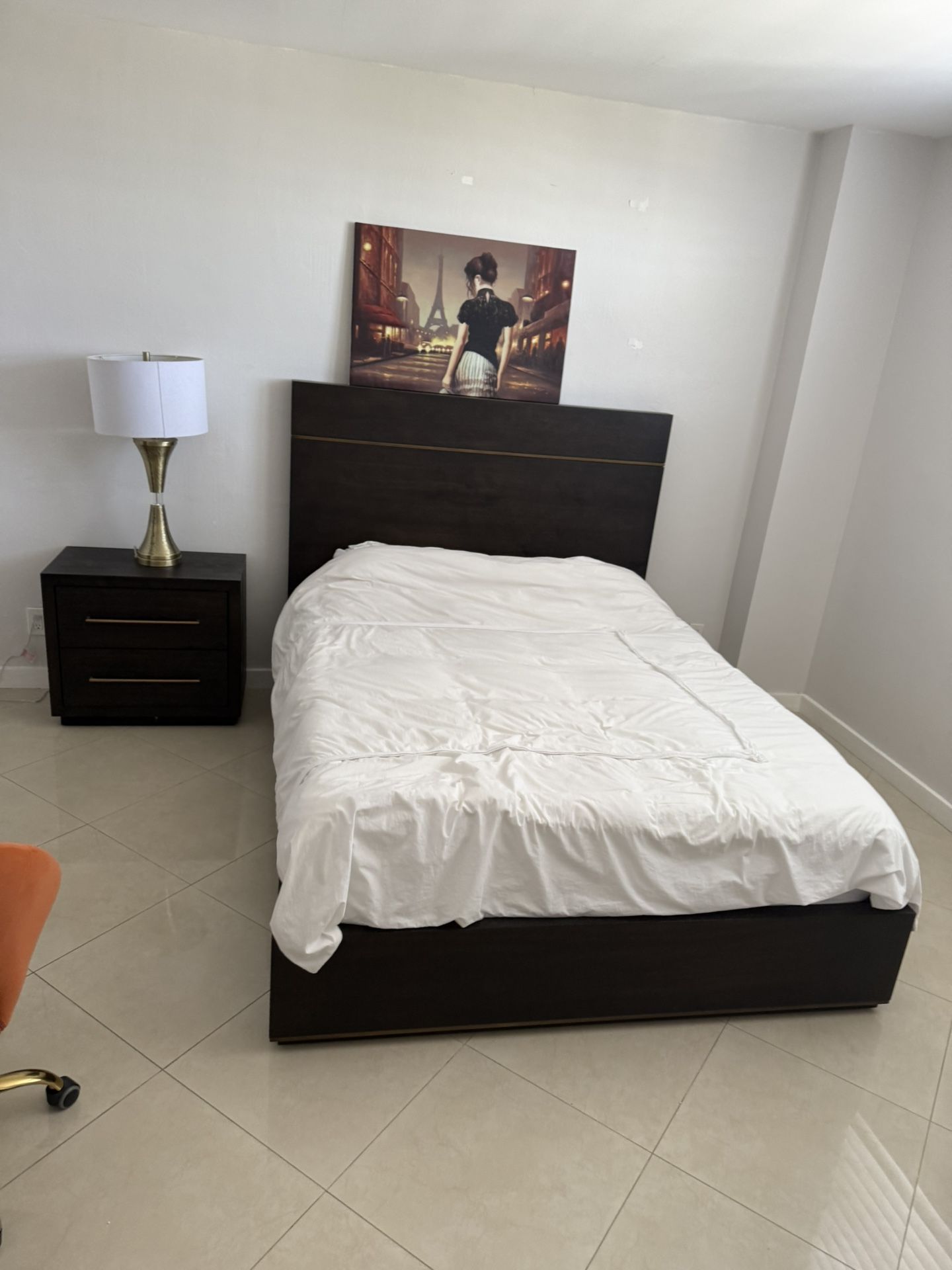 Queen Bedroom Set – Premium Macy’s Frame + Matching Dresser & Mirror