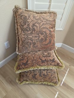 Decoration pillows great condition