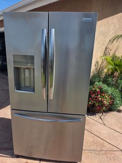 Refrigerator Fridgidaire gallery countherdepth W36h69d28  like new