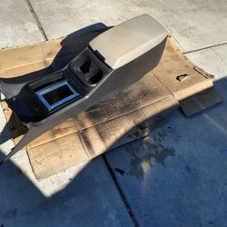 Dodge Charger 06 Center Console