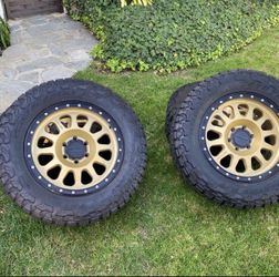 GOLD/BLACK METHOD RACING W/ TOYO TIRES M/T