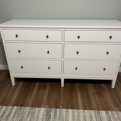 Dresser And 2 Nightstands 