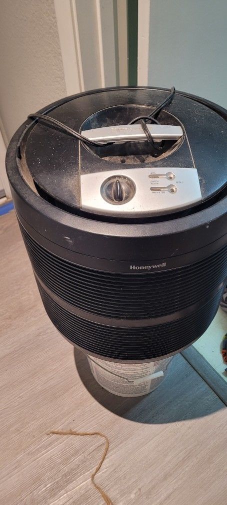 Honeywell HEPA filter Great For Rooms, Medical, Elderly Retails Over $300