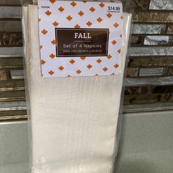 BRAND NEW SET OF 4 NAPKINS 