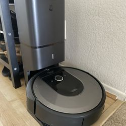 iRobot Roomba i8+. Robot Vacuum- Wi-Fi Connected, Smart Mapping