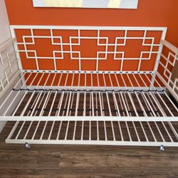 White Metal Daybed with Trundle