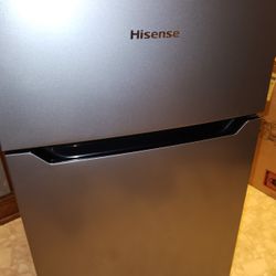 Hisense 3.3CF Mini Fridge & Freezer, Like New
