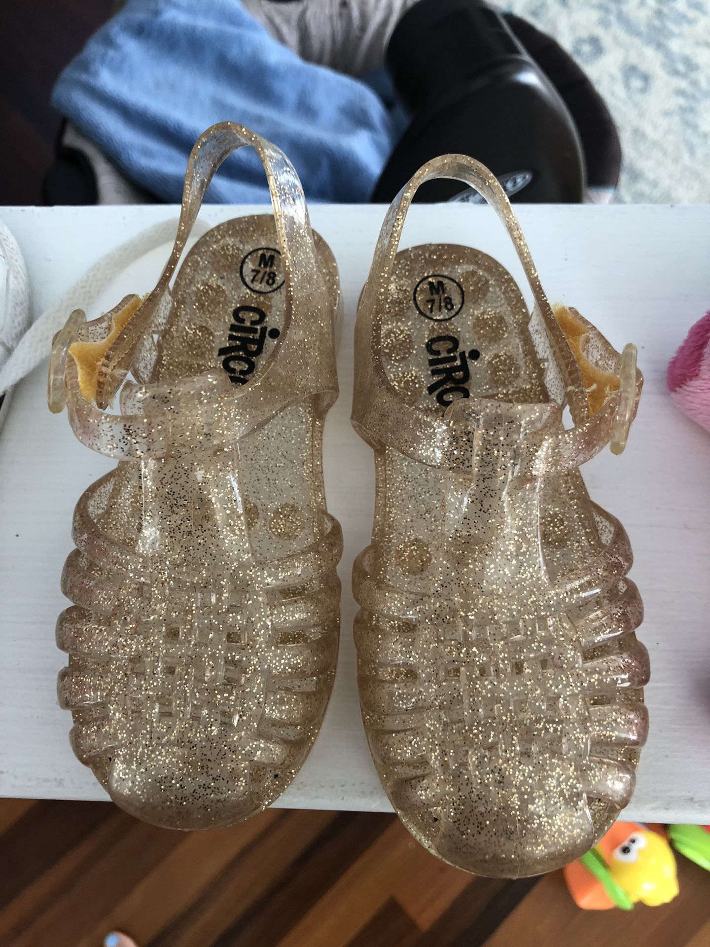 Gold sparkle jelly shoes size 7/8