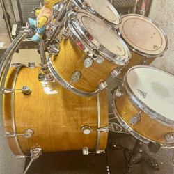 $900Drum Workshop 5 Piece Maple Drum Set