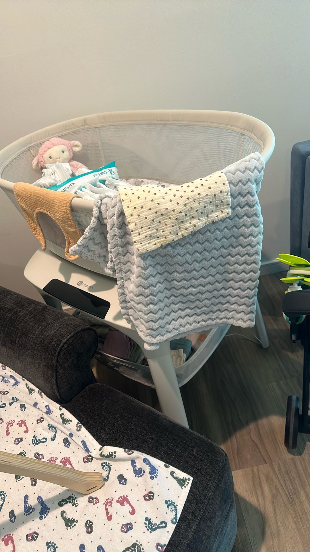 Mamaroo Bassinet Like New