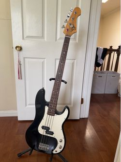 Electric bass guitar