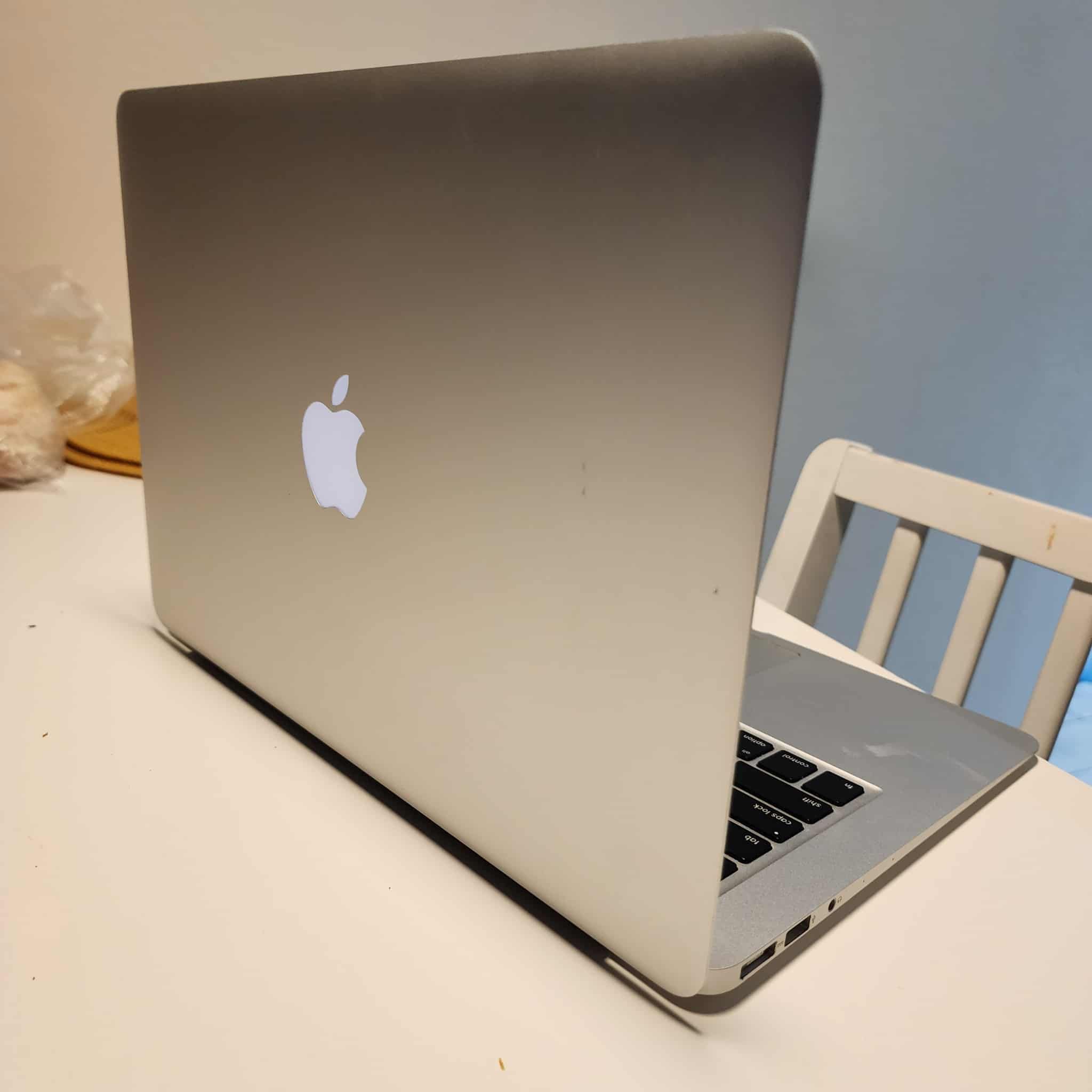 MacBook air 13-inch early 2015 Intel Core i5 1.6 GHz 8GB RAM 121GB flash storage macOS Monterrey version 12.7. Nothing wrong ** no trades **