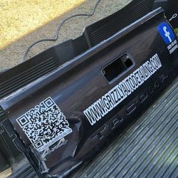 GENUINE AND ORIGINAL TAILGATE TOYOTA TACOMA 2016/2023 WITH SMALL DAMAGE $80 AS IS