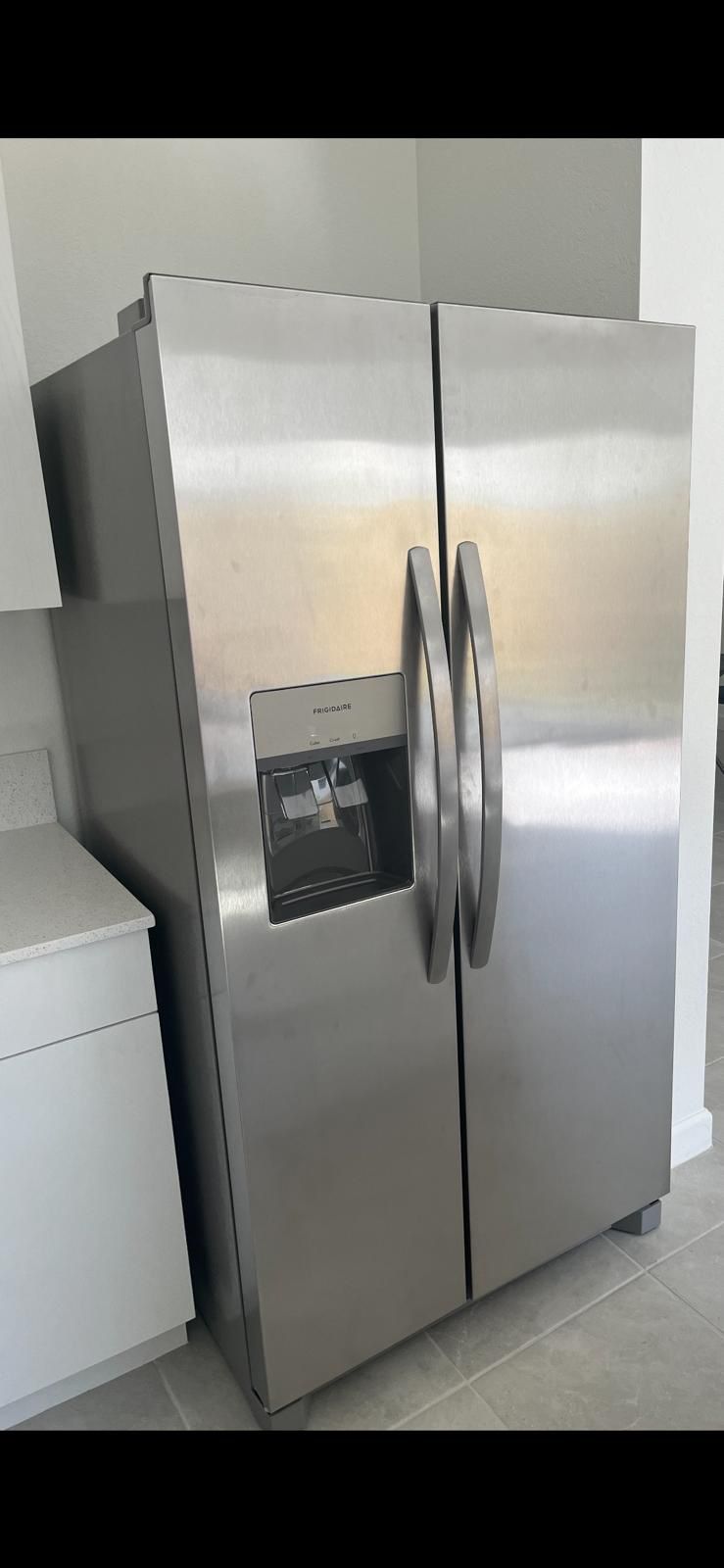 Frigidaire 36 in Side-by-Side Refrigerator FRSS2623ASE - New