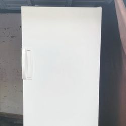 FREEZER 110V EXCELLENT CONDITION 