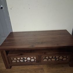 Mesa de centro en muy buen estado sin detalles tiene dos cajones con diseño de espejo