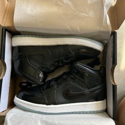 Size 13 BK - AIR JORDAN 1 MID SE 
