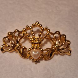 Vintage Avon Pearl Irish Hands Claddagh Brooch