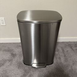 Hands Free Trash Bin - LIKE NEW