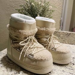snow boots slip proof in color beige size6 i’m 6.5 & they were super confortable many compliments