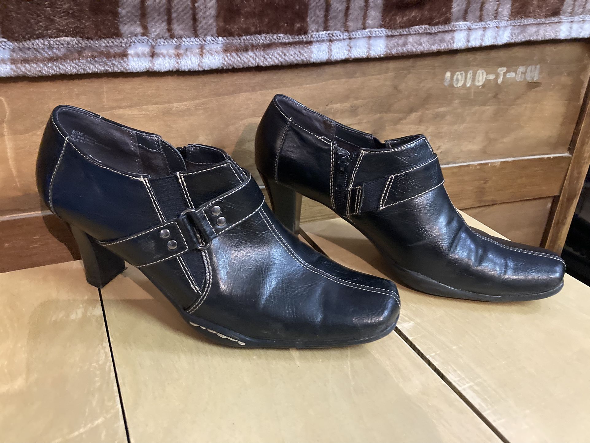 $10! Aerosoles~ Black Leather Boot