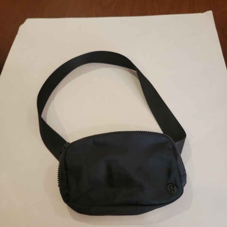 Lululemon Everywhere Belt Bag in black, made of water-repellent nylon
fabric. Pre-owned, perfect shape, like new. Dimensions: 8.5" x 5x2"
