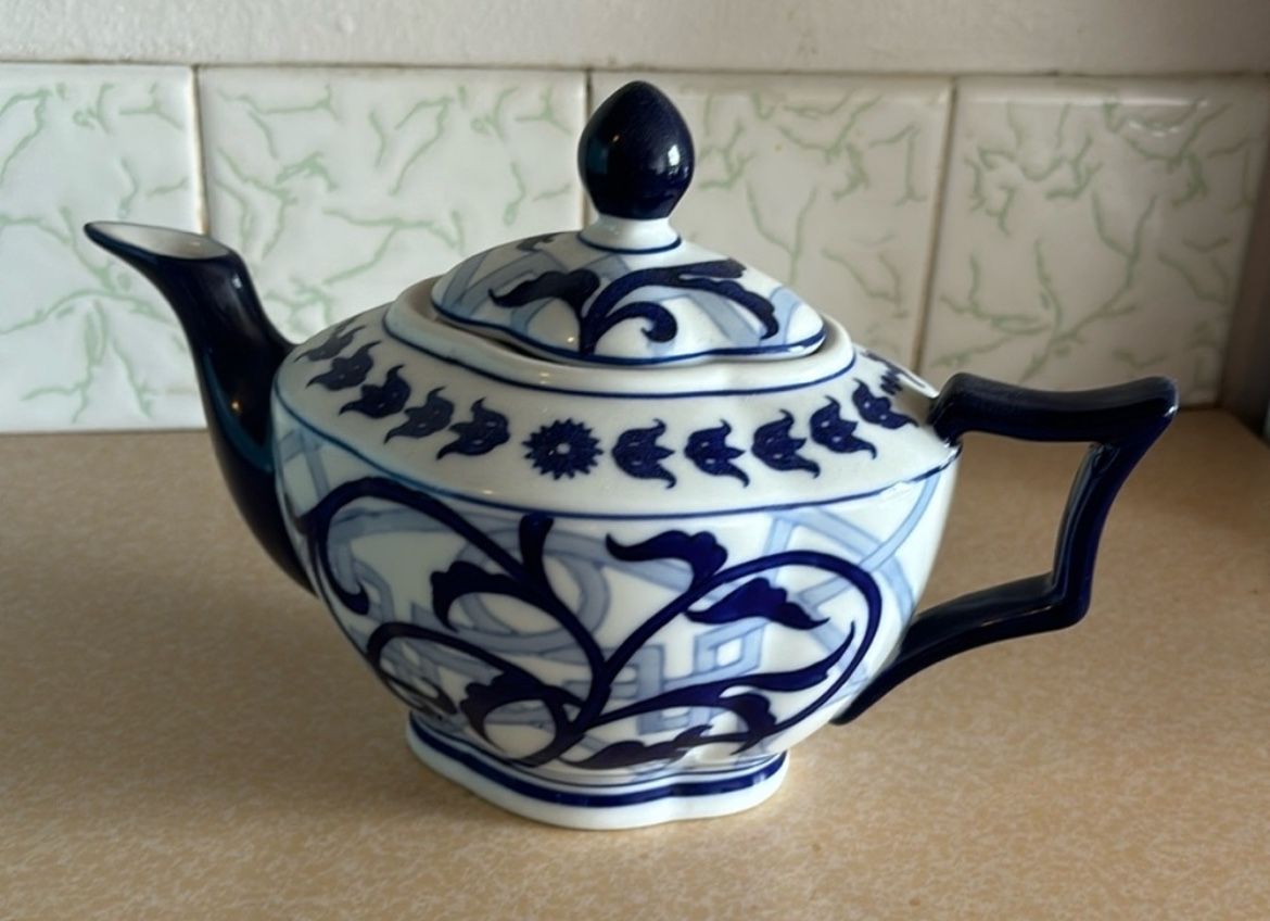 Bombay Company 2 Cup Teapot Windsor Pattern Blue/white Tea Pot
