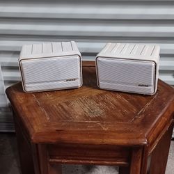 2 BOSE INDOOR/OUTDOOR SPEAKERS good Quality 