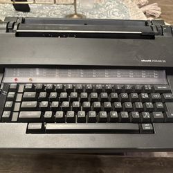Typewriter Olivetti Praxis 35