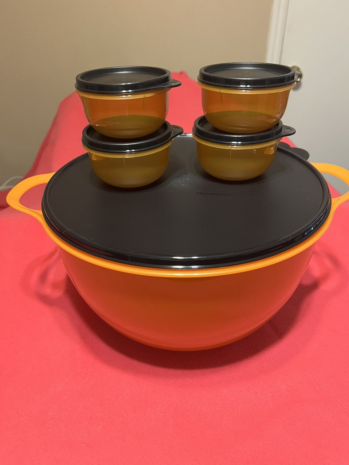 Tupperware Thatsa Mega Bowl & 4 Ideal Little Bowls