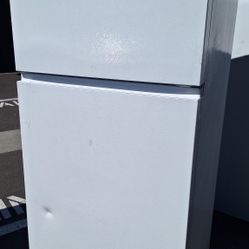 HISENSE,APARTMENT SIZE REFRIGERATOR (DELIVERED.)