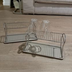 2 cup holders and 2 glass coffee mugs