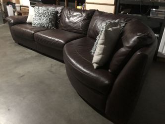 Macy’s sectional w cuddle corner excellent condition