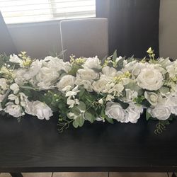 White Flowers Center Piece Table Decoration 