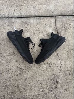 Yeezy Boost 350 v2 Onyx | Size 9.5