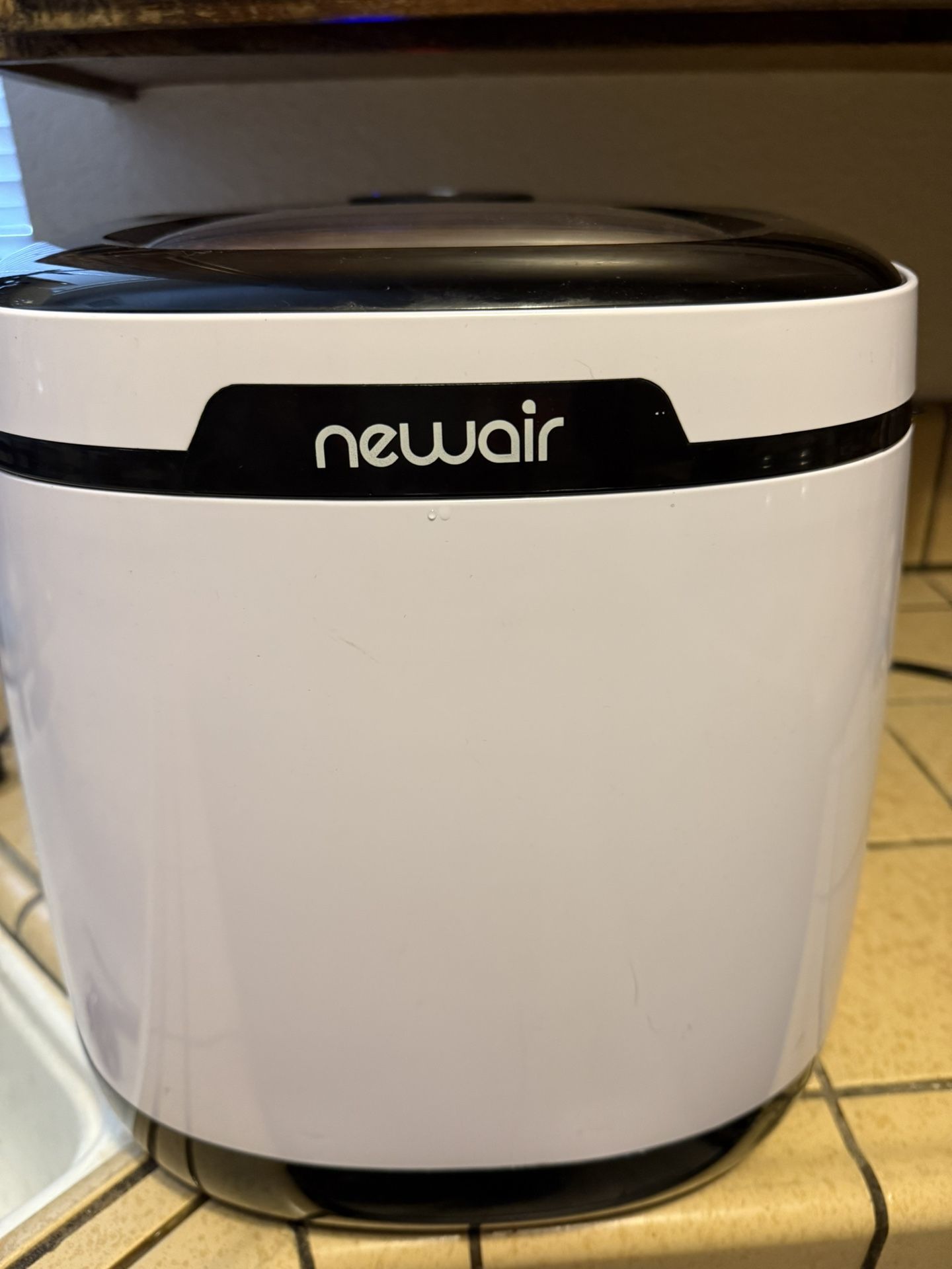 NEWAIR COUNTERTOP ICE MAKER. BULLET ICE, 50 LBS/DAY - WHITE