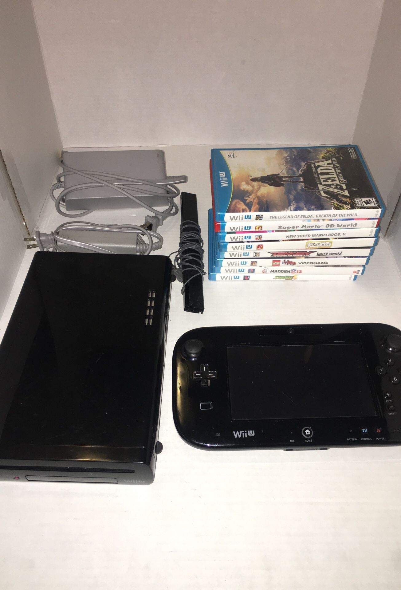 Nintendo WII U preloaded with Mario kart 8 and 8 games works great