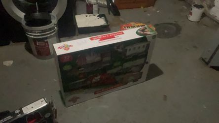 Geoffrey’s Express Motorized Holiday Train