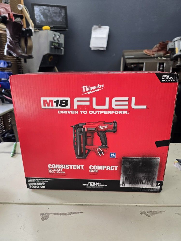 Milwaukee
M18 FUEL 18-Volt Lithium-Ion Brushless Cordless Gen ll 16-Gauge Straight Finish Nailer (Tool Only)