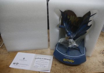 The Bradford Exchange DC Comics SUPER HERO Sculpture Issue #1: Batman TM". WITH COA F(contact info removed)1.