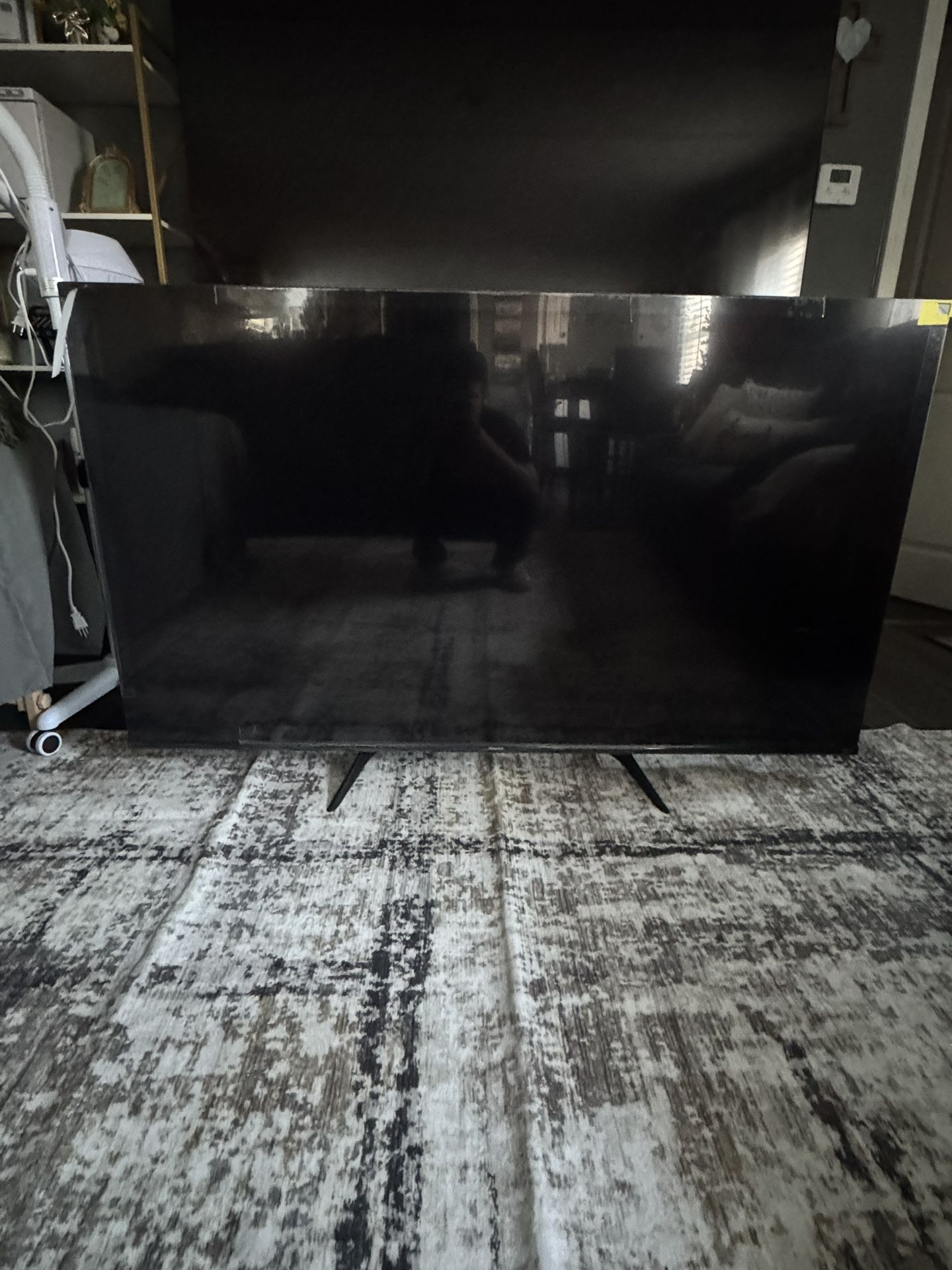 Roku Hisense Flat Screen Tv 57”