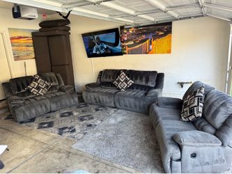 * Like New * Ashley furniture 3pc Modular recliners ( Free Delivery )